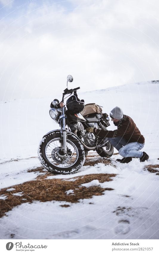 Mann mit Motorrad im verschneiten Hochland Schnee reisend Verkehr Abenteuer Natur Panorama (Bildformat) Tourismus Ausflug arrangiert Landschaft Tal