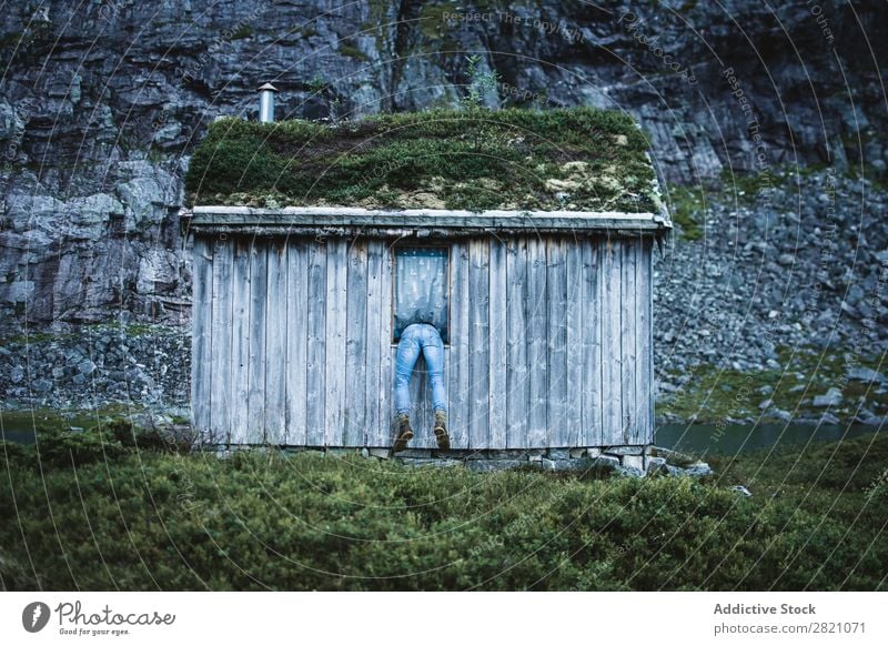 Anonymer Mann im Fenster der alten Kabine Hütte Berge u. Gebirge abgelegen ruhig Gelände Biegen Haus aber Natur Landschaft friedlich Gebäude Außenseite Idylle