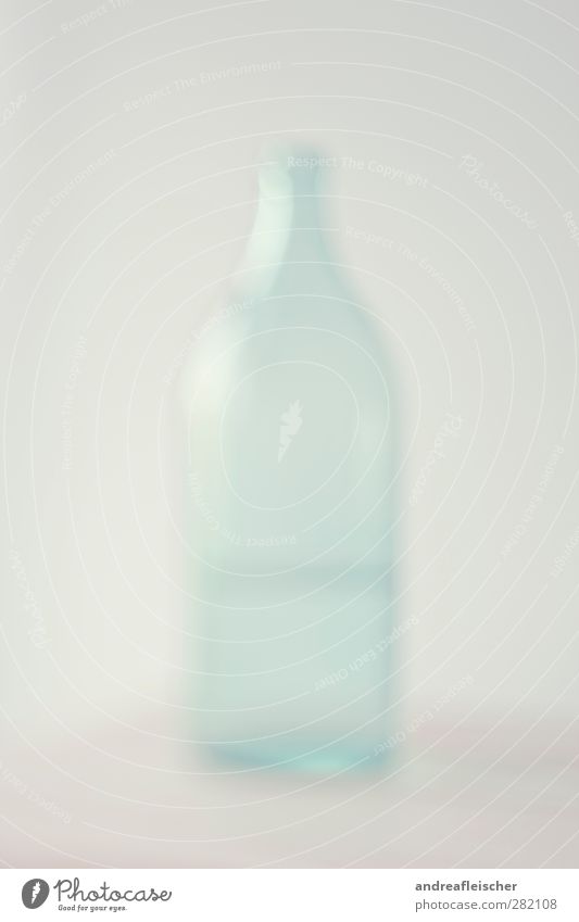 wasserflasche. Wasser ästhetisch Unschärfe Flasche Trinkwasser Wasserflasche Licht sanft Wand Reflexion & Spiegelung sehschwäche grün weich Farbfoto
