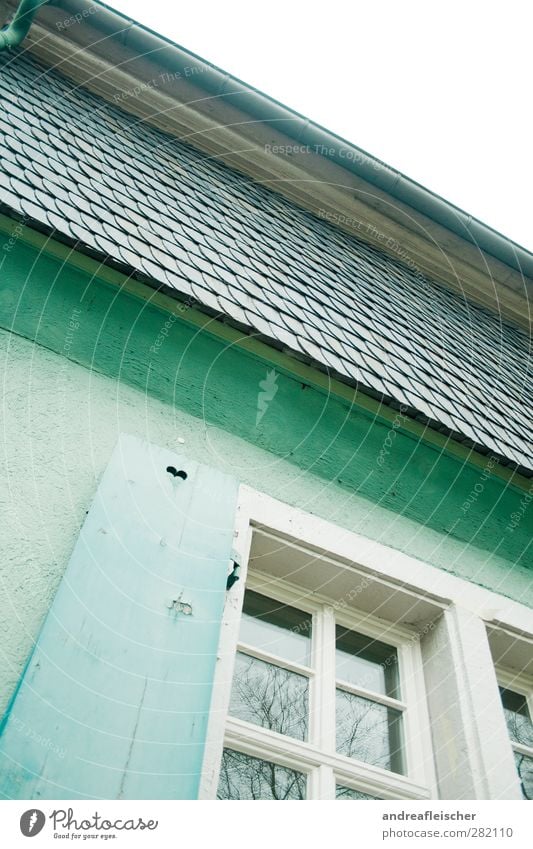 herzchen mit haus. Dorf Haus Einfamilienhaus Gebäude Mauer Wand Fassade Fenster Dach Dachrinne alt Herz Fensterrahmen Dachziegel grün türkis Gemeindehaus