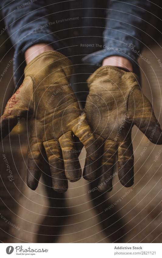 Hände in Arbeitshandschuhen Handschuhe Arbeitsbekleidung dreckig Gerät abwehrend Schutz Sicherheit Mitarbeiter Industrie Bekleidung Arbeit & Erwerbstätigkeit