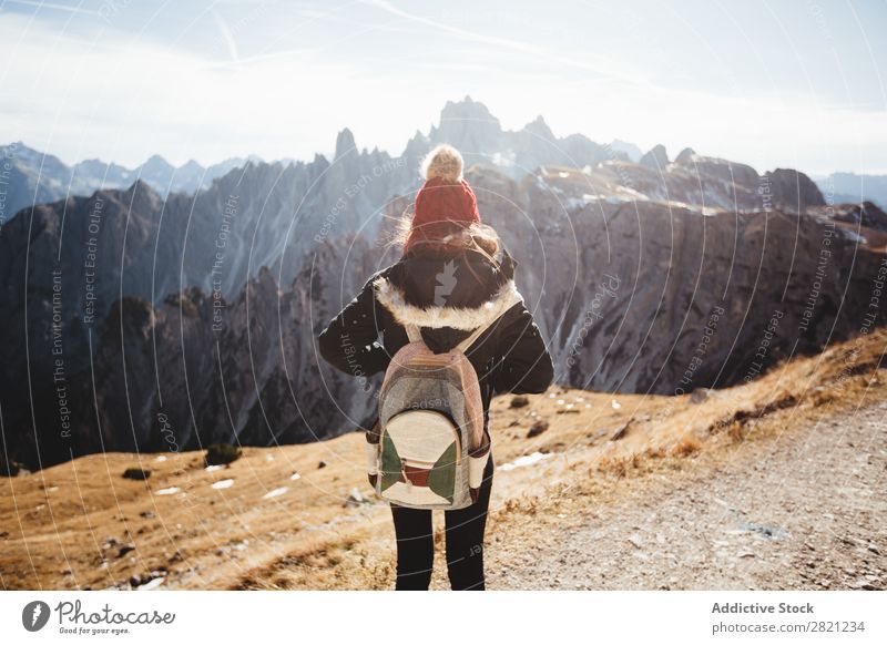 Frau mit Blick auf die Berge Berge u. Gebirge Aussicht Ferien & Urlaub & Reisen Freiheit Jugendliche Gipfel Rucksack wandern Natur Landschaft Abenteuer Himmel