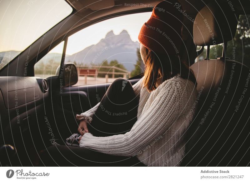 Frau im Auto schaut aus dem Fenster. PKW Landschaft Ferien & Urlaub & Reisen Mensch Straße Ausflug Fahrzeug Freiheit ruhen Erholung bewundernd genießend