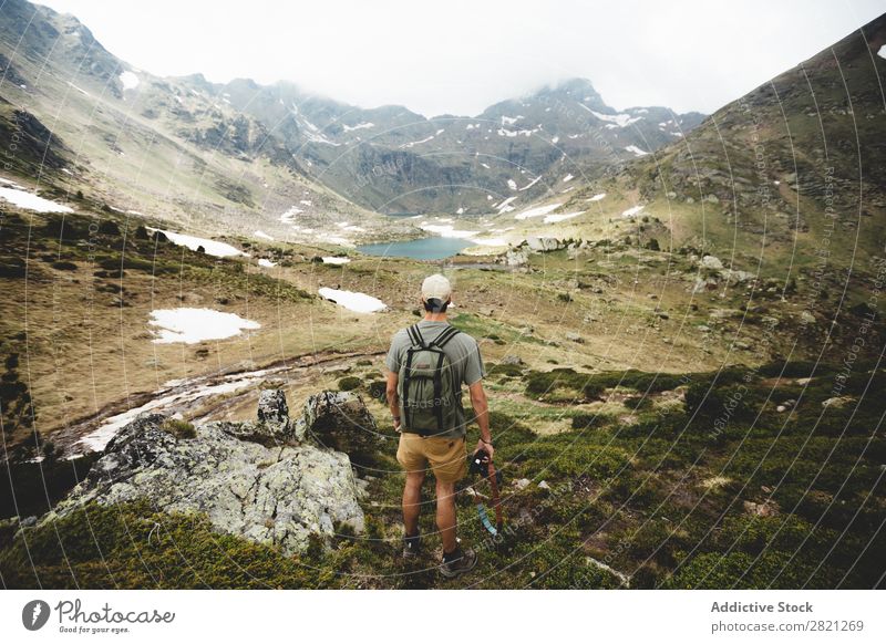 Mann Tourist mit Blick auf das Tal Hügel Rucksack Horizont Abenteuer Felsen Berge u. Gebirge Freiheit Gipfel Trekking Ferien & Urlaub & Reisen Landschaft