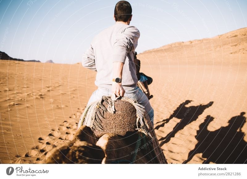 Mann reitet auf einem Kamel in der Wüste Tourist Reiten Ferien & Urlaub & Reisen Tourismus Natur heiß Abenteuer Karavane Ausflug Sand Tier arabisch heizen