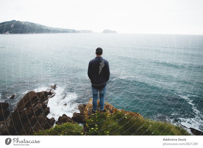 Mann auf Klippe mit Blick auf das Meer Aussicht stehen Meereslandschaft Wasser Natur Ferien & Urlaub & Reisen Landschaft Tourismus Felsen schön Küste Einsamkeit