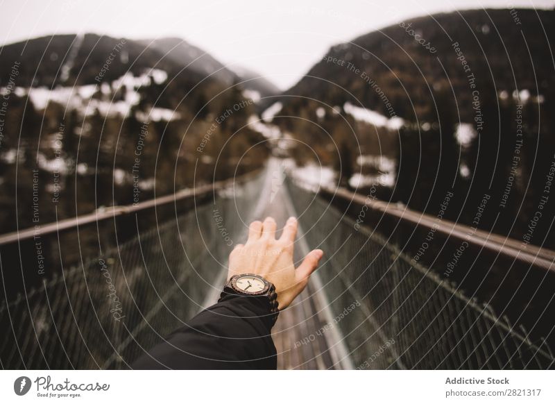 Ausschnitt mit der Hand zur Landschaft ausgestreckt Mann Reisender Berge u. Gebirge Brücke Tourismus Freiheit zeigen Körperteil Feldfrüchte Weg Stil Fernweh