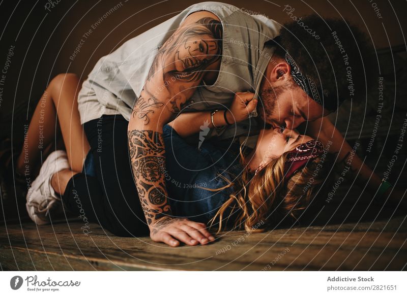Paar küssend auf Holzbett Küssen lügen Bett alt Sex Erotik Leidenschaft Umarmen Band Stil antik Tattoo Porträt Mädchen Hintergrundbild Innenaufnahme Tag