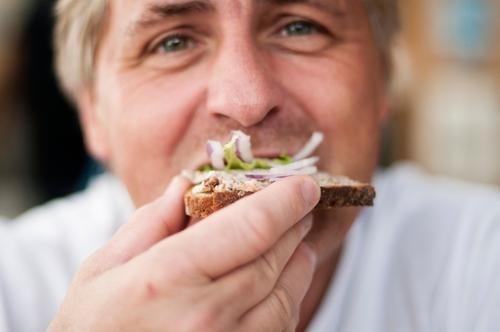 Schmalzbrot Lebensmittel Salat Salatbeilage Brot Zwiebel Ernährung Essen Mittagessen Büffet Brunch Vesper Mensch maskulin Mann Erwachsene Gesicht Auge Nase Hand