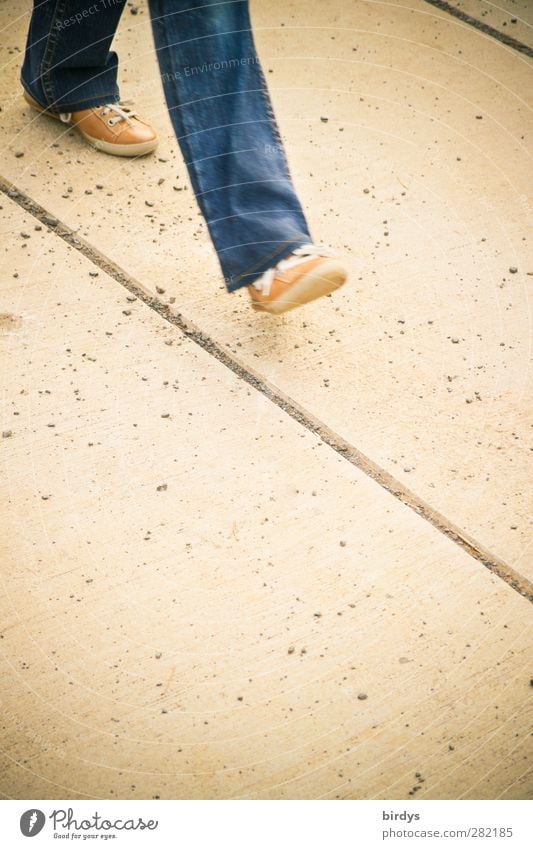 Mainstream Beine 1 Mensch Wege & Pfade Fußweg Jeanshose Schuhe gehen authentisch Originalität blau gelb Pünktlichkeit Bewegung Ziel Richtung Linie zielstrebig