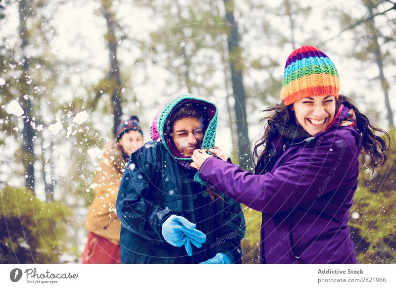 Freunde beim Schneeballspielen im Wald Mensch Freundschaft Schneebälle Spielen Werfen Spaß haben Entertainment Freizeit & Hobby Aktion Bewegung Winter Natur