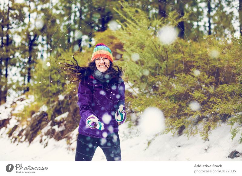 Frau spielt Schneebälle im Wald Mensch Freundschaft Spielen Werfen Spaß haben Entertainment Freizeit & Hobby Aktion Bewegung Winter Natur Außenaufnahme