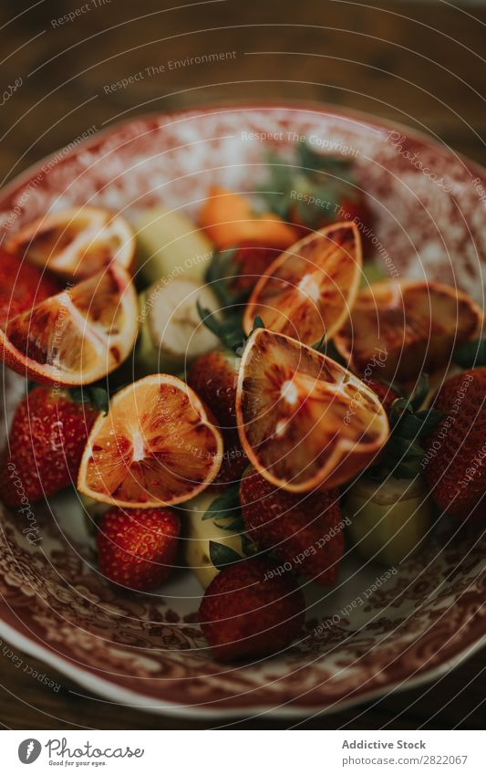 Schale mit verschiedenen Früchten Teller Frucht Sortiment Orange rot Erdbeeren Banane Teile Gesundheit Lebensmittel frisch Diät Frühstück Dessert mehrfarbig