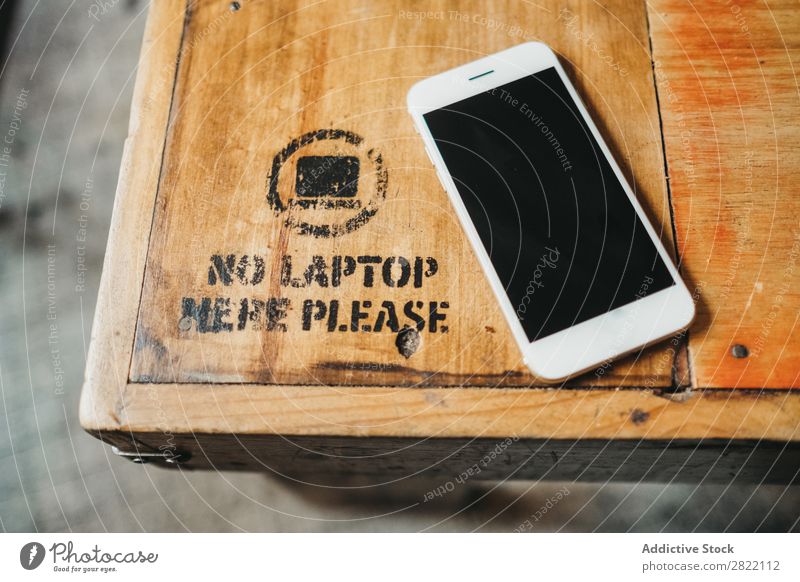 Smartphone auf Holztisch PDA Tisch Telefon Mobile Technik & Technologie weiß Bildschirm klug Schreibtisch kein Laptop Verbot Gerät blanko Zeichen Top Business