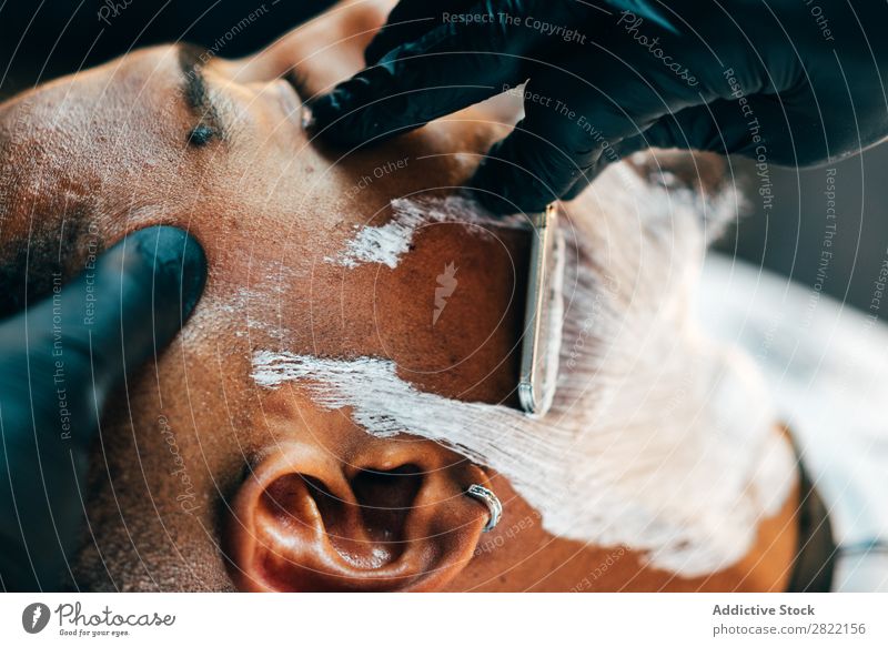 Friseurrasur Bart des Kunden Friseursalon Haarkleid Behaarung Rasur Schaum Putten Salon schwarz Mann Jugendliche Klient Haare schneiden Haare & Frisuren