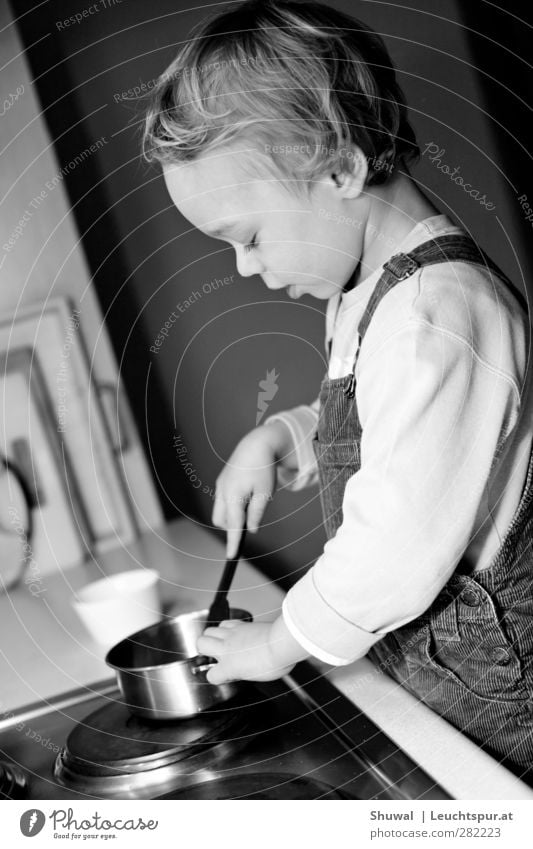 Kochfoto Kind Junge Kindheit 1 Mensch 3-8 Jahre Pädagogik kochen & garen Spielen Kindererziehung lernen Schwarzweißfoto Innenaufnahme