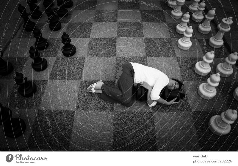 _________________ feminin Junge Frau Jugendliche 1 Mensch 30-45 Jahre Erwachsene Schachfigur berühren liegen schlafen Umarmen außergewöhnlich fantastisch Glück