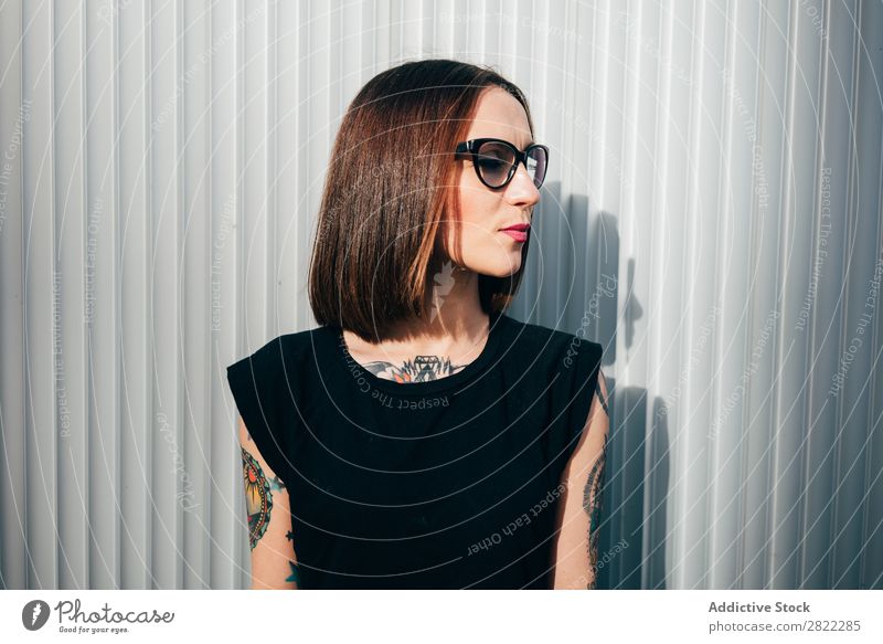 Stilvolle junge Frau an der Metallwand stehend Tattoo Straße schön Jugendliche Sonnenbrille Mode Schickimicki hübsch Coolness Beautyfotografie attraktiv Porträt
