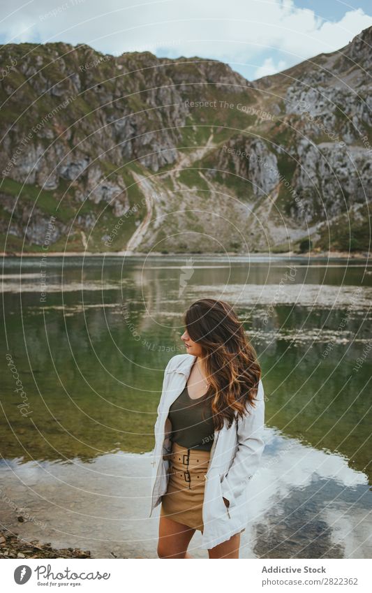 Hübsche Frau im Bergsee See Berge u. Gebirge stehen Behaarung ausrichten Hügel Halde Wasser Jugendliche Sommer Ferien & Urlaub & Reisen Lifestyle Mensch Park