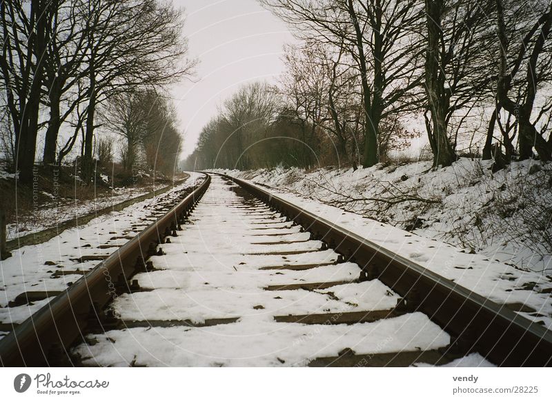 Schnee auf Schiene :) Gleise Eisenbahn Tunnelblick Unendlichkeit Verkehr Ferne