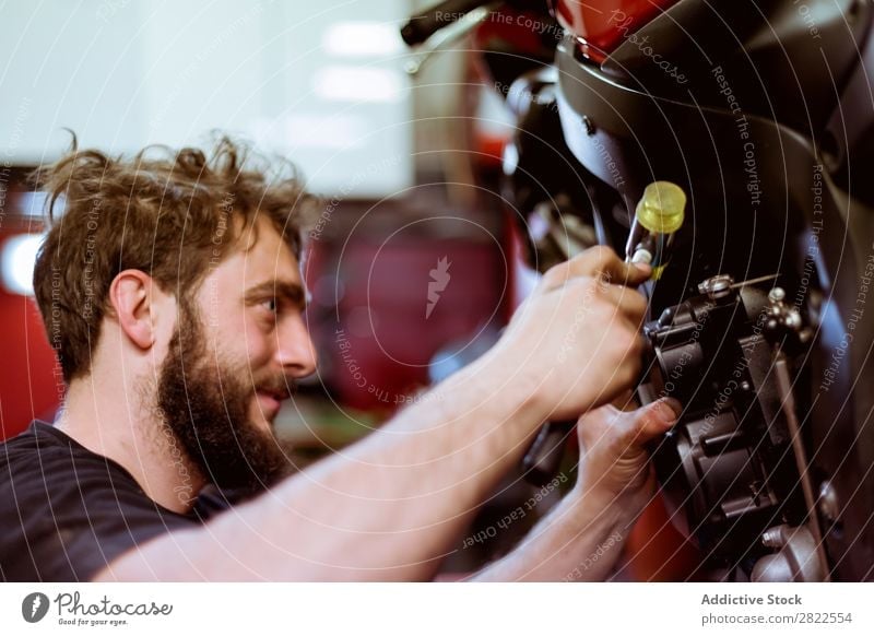 Mann, der am Fahrrad arbeitet Flugzeugwartung Detailaufnahme Teile u. Stücke Mitarbeiter Motorrad Werkstatt Mensch Verkehr Fahrzeug Garage benutzerdefiniert
