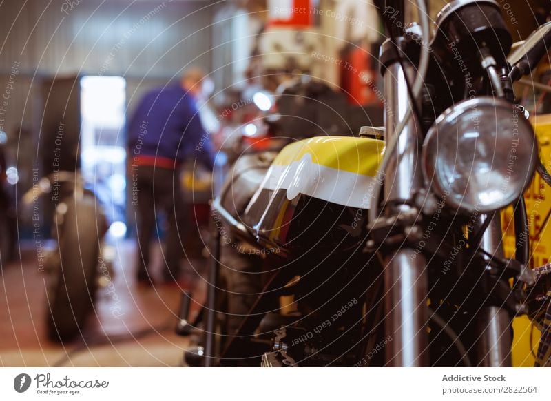 In der Garage geparktes Motorrad Werkstatt Verkehr Fahrzeug benutzerdefiniert Reparaturwerkstatt professionell Maschine Flugzeugwartung Mitarbeiter Lifestyle