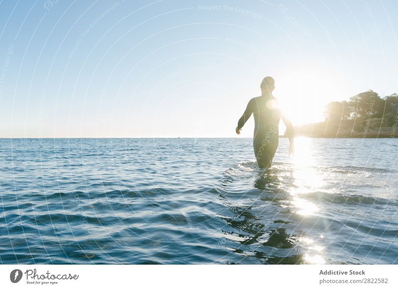 Taucher beim Betreten des Meeres Mann Neoprenanzug Ferien & Urlaub & Reisen Erholung Wasser Schwimmsport Aktion Sport Strand Geplätscher Freiheit Abenteuer