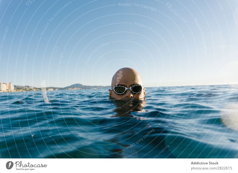 Taucher, der im Wasser posiert. Mann Neoprenanzug selbstbewußt Erholung Meer Ferien & Urlaub & Reisen Sportler Natur Körperhaltung Freizeit & Hobby