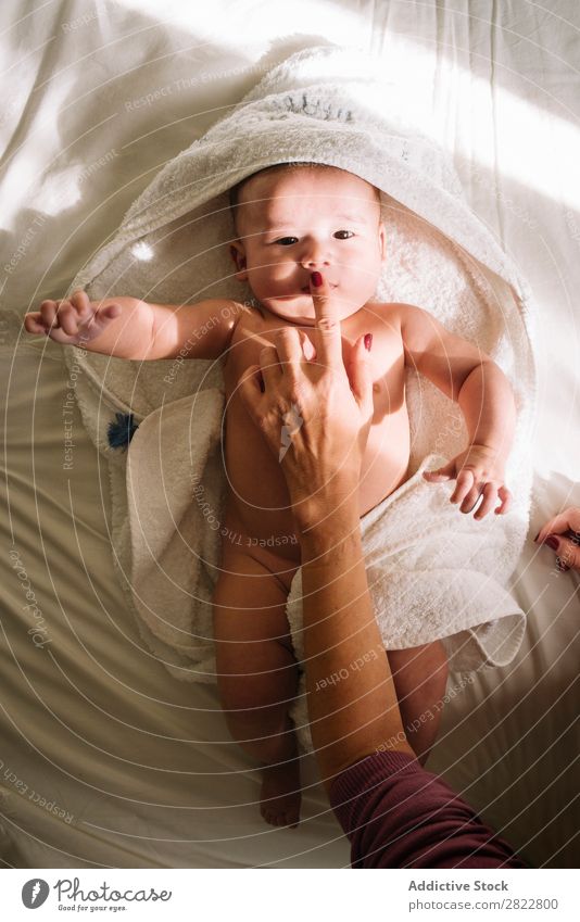 Person, die das Kinn des Babys berührt Kind klein Bett lügen Eltern berühren Fürsorge Glück Kindheit Schlafzimmer Jugendliche Kinderzimmer heimwärts neugeboren