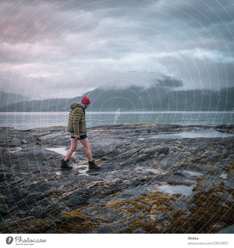 Wie gehen nach Hause Fjord kalt Junger Mann Spaziergang Meer