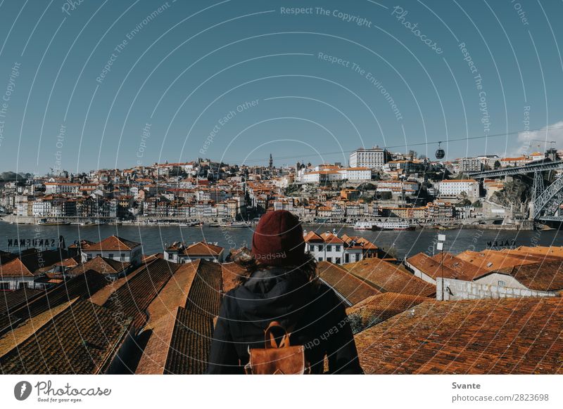 Rückansicht der Frau vor dem Stadtbild von Porto Lifestyle Ferien & Urlaub & Reisen Tourismus Ausflug Abenteuer Sightseeing Städtereise Junge Frau Jugendliche 1