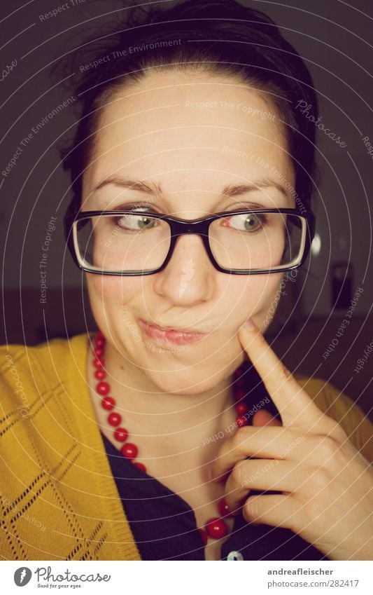 hmm. feminin Junge Frau Jugendliche Erwachsene 1 Mensch 18-30 Jahre Bekleidung T-Shirt Stoff Accessoire Schmuck Brille Haarband brünett Zopf Denken rot gelb
