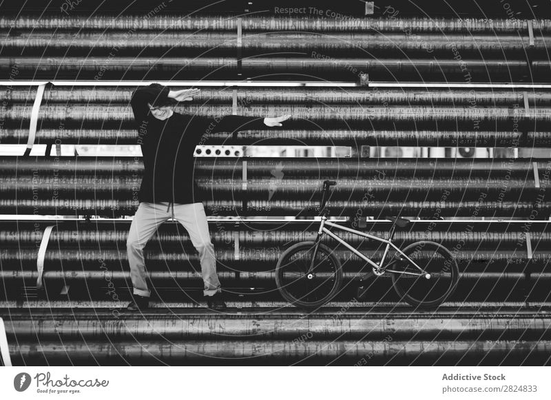 Junger tanzender BMX-Fahrer Mann Tanzen Sport gestikulieren Lifestyle Stadt Pose Fahrrad lustig Jugendliche Aktion stehen extrem Reiter Motorradfahren Raser