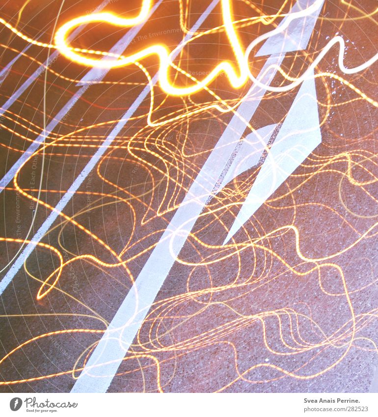 --> Stadt Straße straßenpfeil Asphalt trashig Langzeitbelichtung Lichtspiel Lichterscheinung Straßenverkehr Verkehrszeichen Pfeil Farbfoto Außenaufnahme