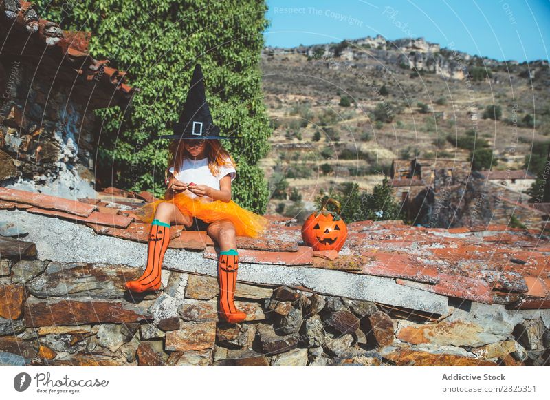 Mädchen in Kostüm posierend auf dem Dach Halloween spielerisch Dachterrasse Feste & Feiern Körperhaltung Verstand Tradition Ausdruck Jahreszeiten Gast Straße