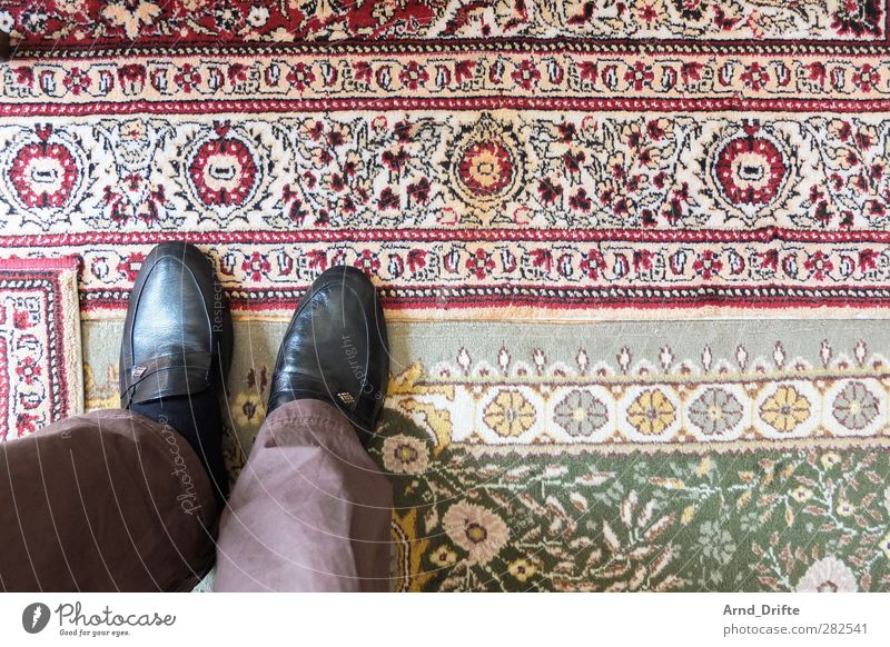 Besuch bei türkischen Verwandten Mensch maskulin Mann Erwachsene Beine Fuß 1 Hose Hausschuhe stehen Kitsch mehrfarbig Gastfreundschaft Teppich Wohnzimmer Türkei