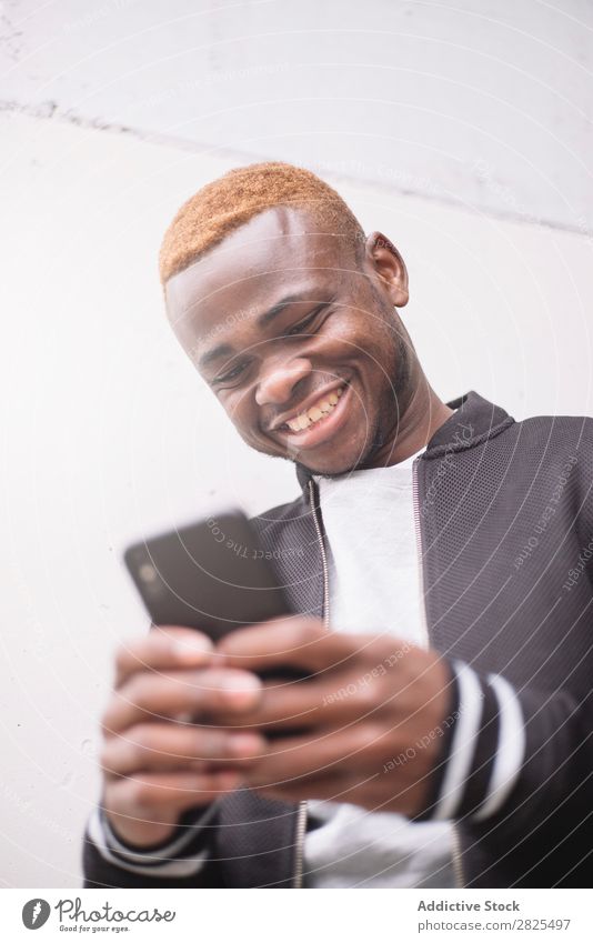Afroamerikanischer Mann, der sich selbst zum Selbstporträt des intelligenten Pho macht. Mobile Fotokamera Telefon klug Freude nehmen Mensch PDA Jugendliche