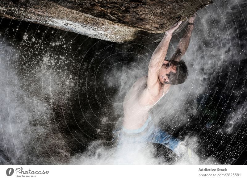 Ein Mann, der aus Magnesium auf den Felsen klettert, Berg in der Dämmerung. Kreativität Mensch Kreide Klettern stark sportlich Entscheidungen Energie Finger