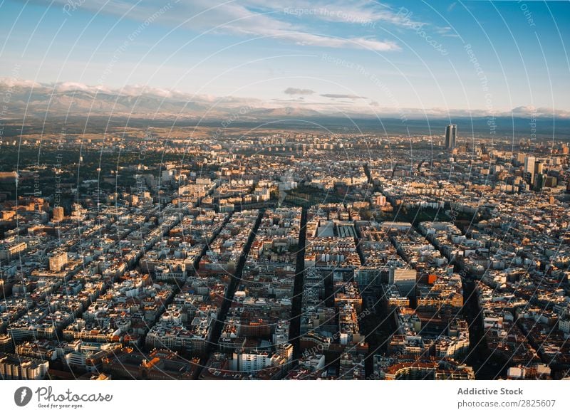 Landschaft der Stadt Madrid mit entwickelter Infrastruktur Skyline modern Entwicklung Berge u. Gebirge Strukturen & Formen Architektur Megapolis Aussicht