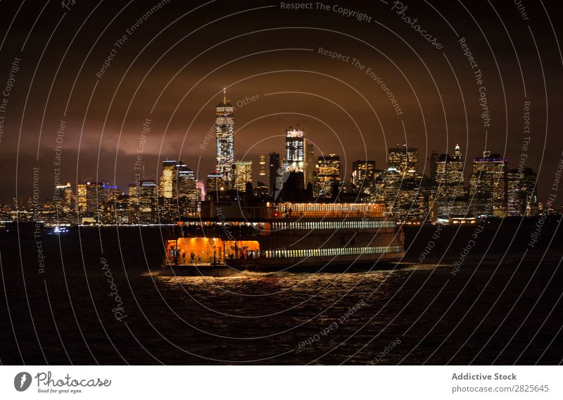 Fähre vor dem Hintergrund der Stadt Wasserfahrzeug Segel Skyline nyc Nacht Manhattan Großstadt amerika Architektur Hochhaus Gebäude Abend Licht Wahrzeichen