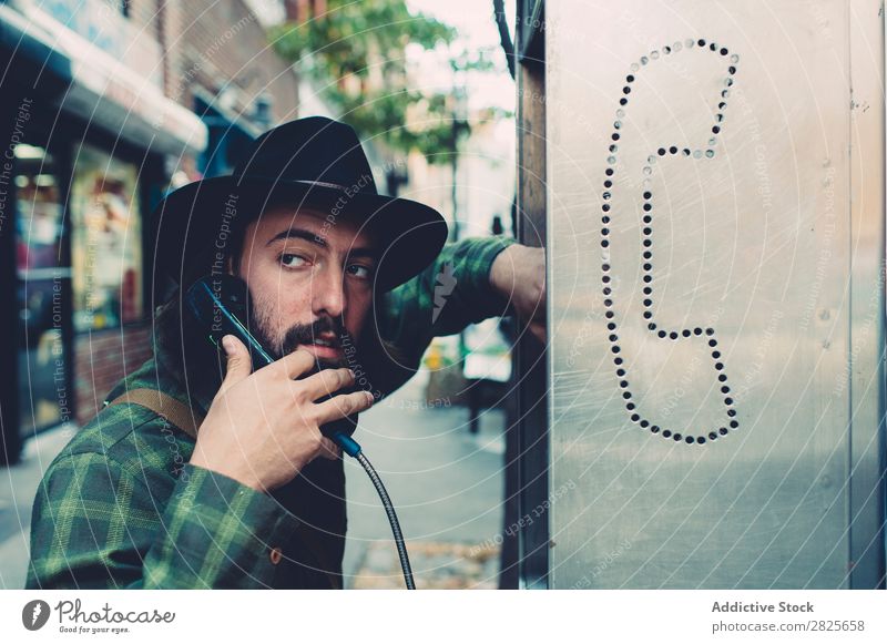 Mann mit Hut und sprechendem Münzbehälter selbstbewußt Telefongespräch bärtig ernst Straße brutal Vollbart Mensch Großstadt Schickimicki Erwachsene lässig