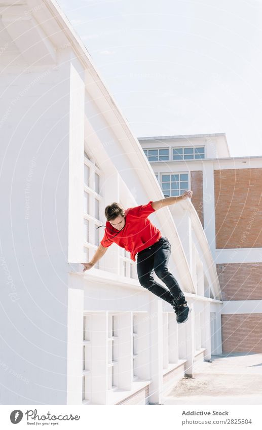 Mann springt auf das Dach Sportler Le Parkour Tracer Klettern Erholung physisch Risiko Dachterrasse Motivation Aktion Läufer Stadt Stunt extrem Adrenalin