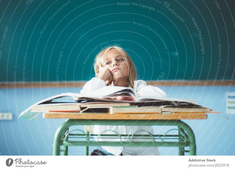 Gelanges Mädchen im Klassenzimmer Klassenraum Tafel sitzen Schreibtisch gelangweilt matt träumen niedlich Bildung Schule Schulklasse Schüler Jugendliche lernen