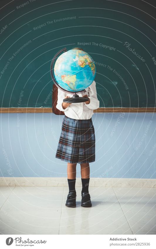 Schulmädchenbedeckung Gesicht mit Kugel Mädchen Klassenraum Globus Geografie niedlich Bildung Schule Schulklasse Schüler Jugendliche lernen Kind Schulunterricht