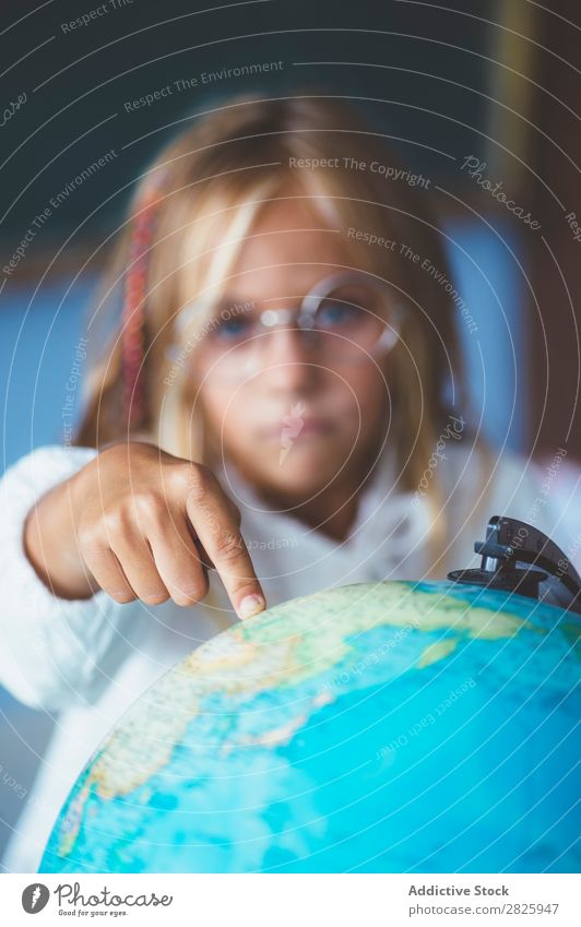 Schülermädchen zeigt auf den Globus Mädchen Klassenraum sitzen Geografie zeigen niedlich Bildung Schule Schulklasse Jugendliche lernen Kind Schulunterricht
