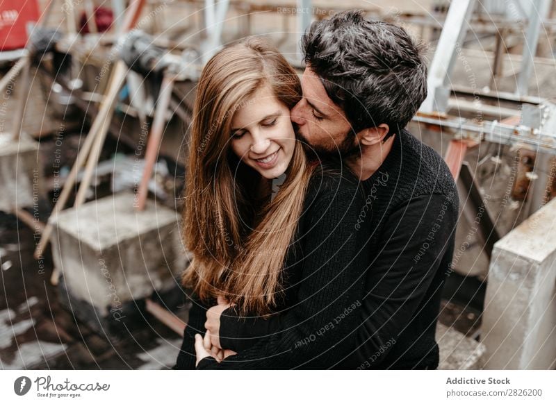 Mann küssend und umarmend Dame Paar Liebe Umarmen Küssen Glück romantisch Zusammensein schön Jugendliche Frau Romantik Mädchen Kaukasier Partnerschaft