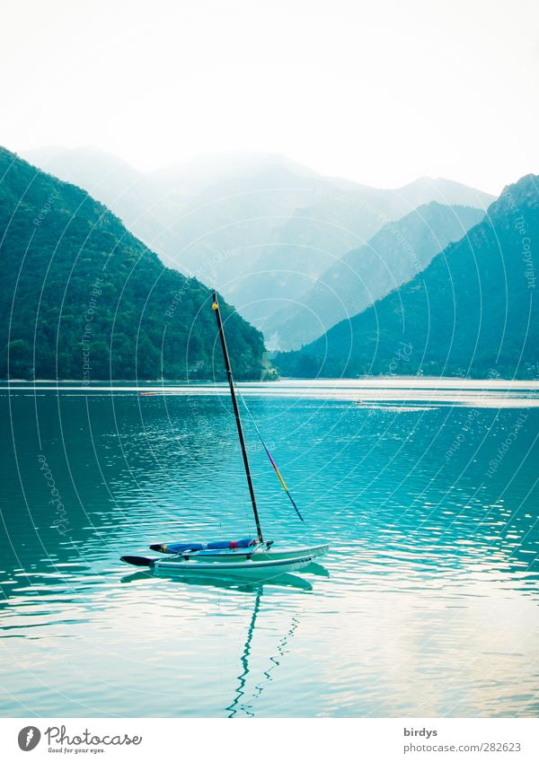 Blauer See mit Katamaran und Bergen im Hintergrund. Lago di Ledro, Dolomiten Sommer Berge u. Gebirge Segeln Wassersport Ferien & Urlaub & Reisen Segelboot Natur