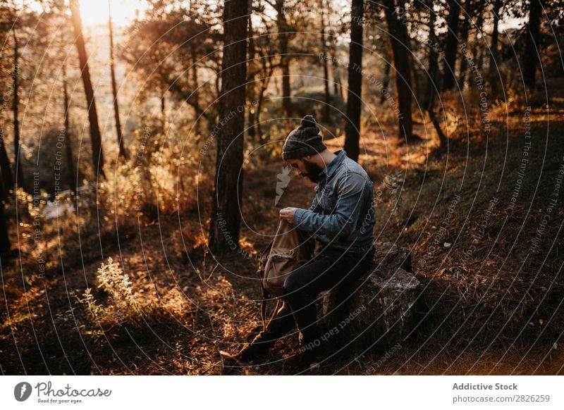 Mann im Wald schaut in den Rucksack. Blick Tourist Porträt Herbst Tourismus Ferien & Urlaub & Reisen Abenteuer Jugendliche Ausflug Reisender ländlich Natur