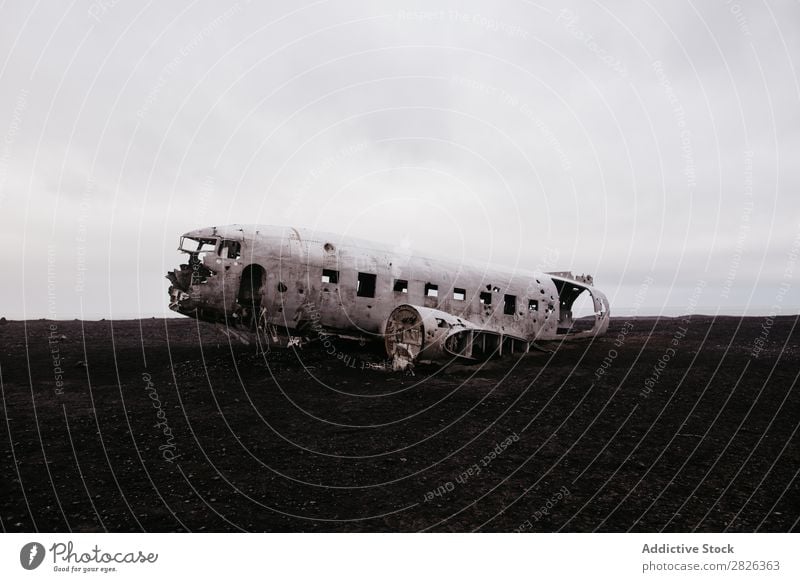 Flugzeugwrack der Dakota DC-3 in Solheimasandur, Island solheimasandur Natur Fluggerät Metall Wüste Wrackteile Militär Luftverkehr Schaden Landschaft Krach