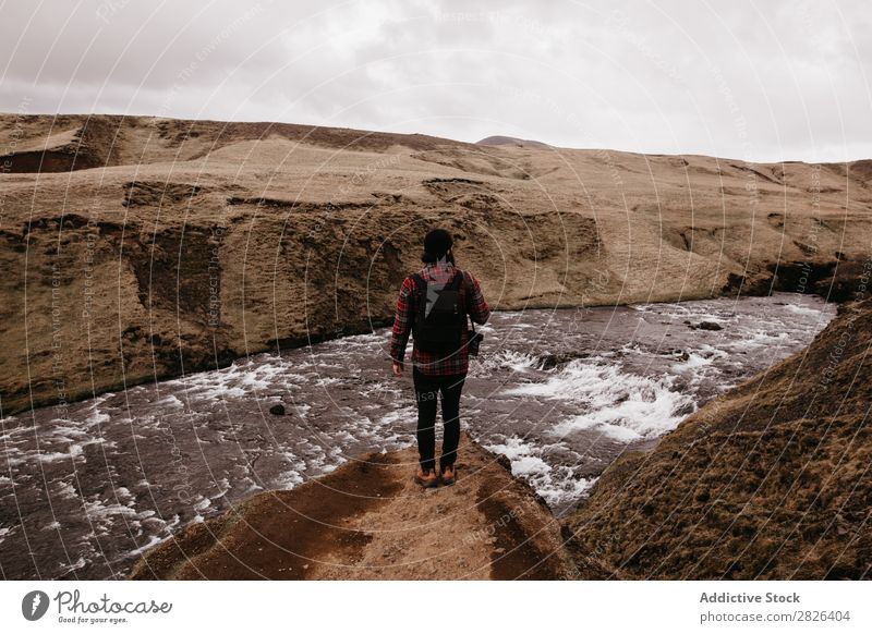 Anonymer Mensch, der sich auf der Natur ausgibt. Mann Felsen Fluss Island Höhe Landschaft Aussicht extrem Abenteuer Tourist Top stehen Wildnis Altimeter